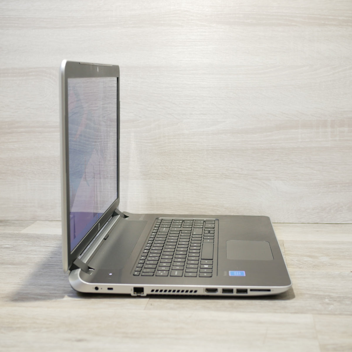 HP Pavilion 17 – 17.3", Intel Core i5, 8GB RAM, 128GB SSD, Google ChromeOS